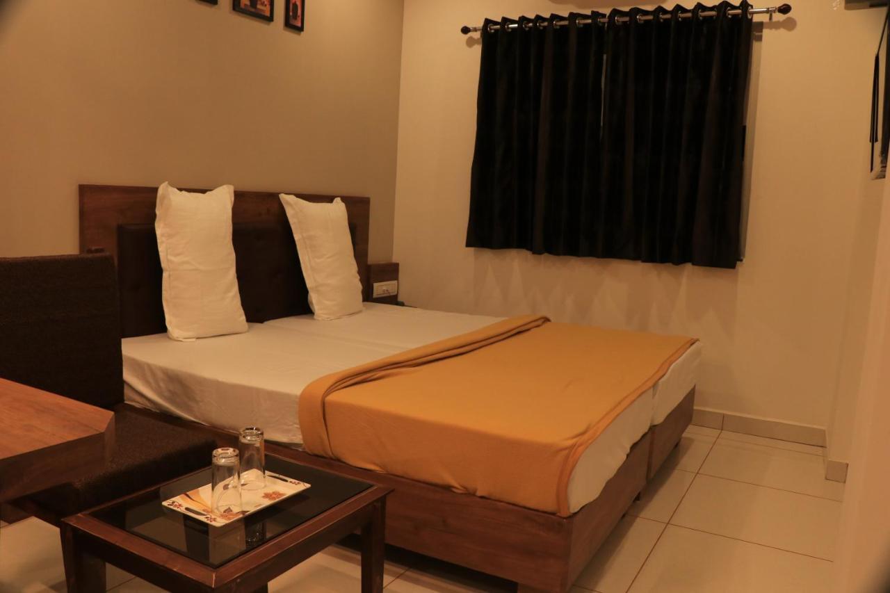 Hotel Viraj Residency Bhuj Luaran gambar